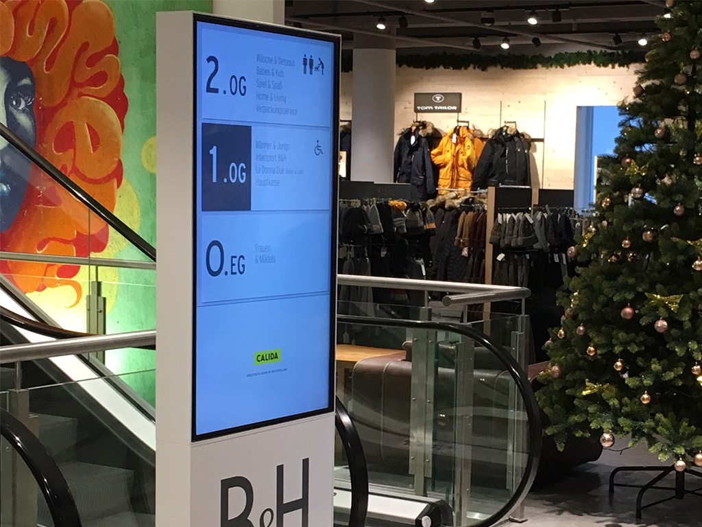 Digital Signage als Informationsmedium als Etagenanzeiger im Kaufhaus
