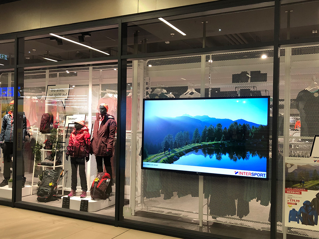 Display mit INTERSPORT Content im Schaufenster