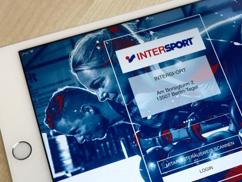 Mitarbeiter Tablet bei INTERSPORT