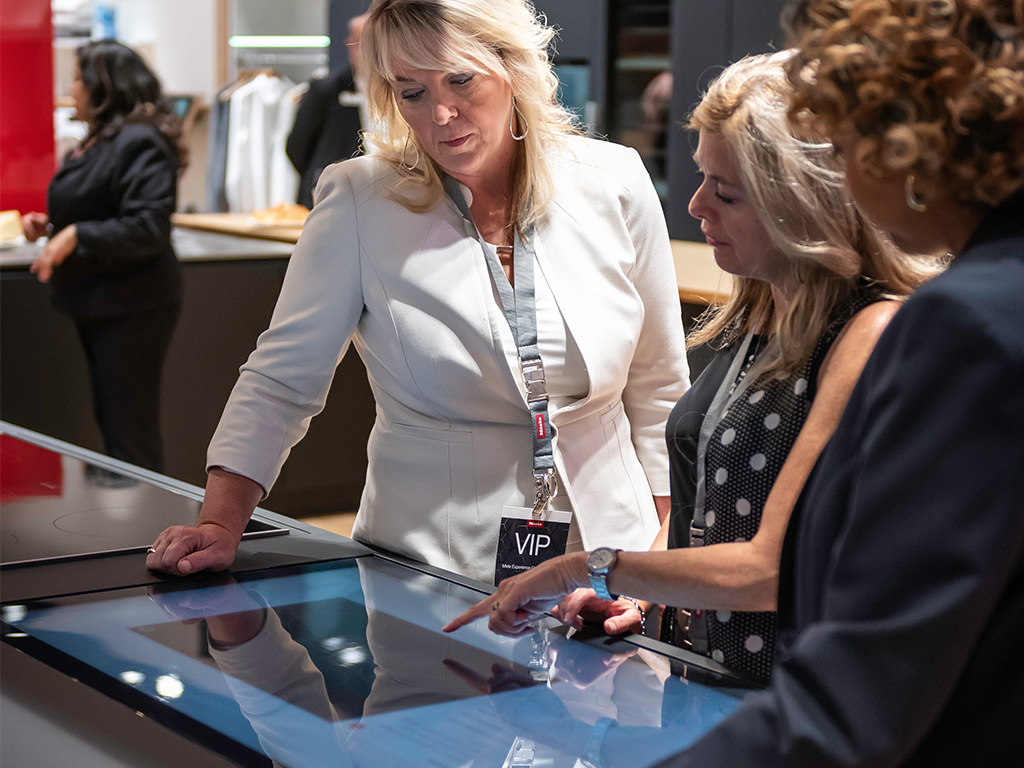 Displays mit Touchfunktion für mehr Produktinformationen im Miele Store