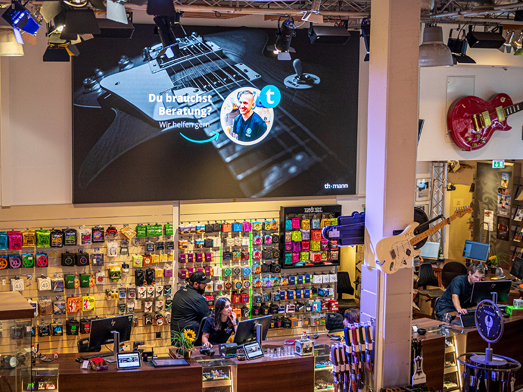 LED Wände von xplace im Kassenbereich des Musikhaus Thomann