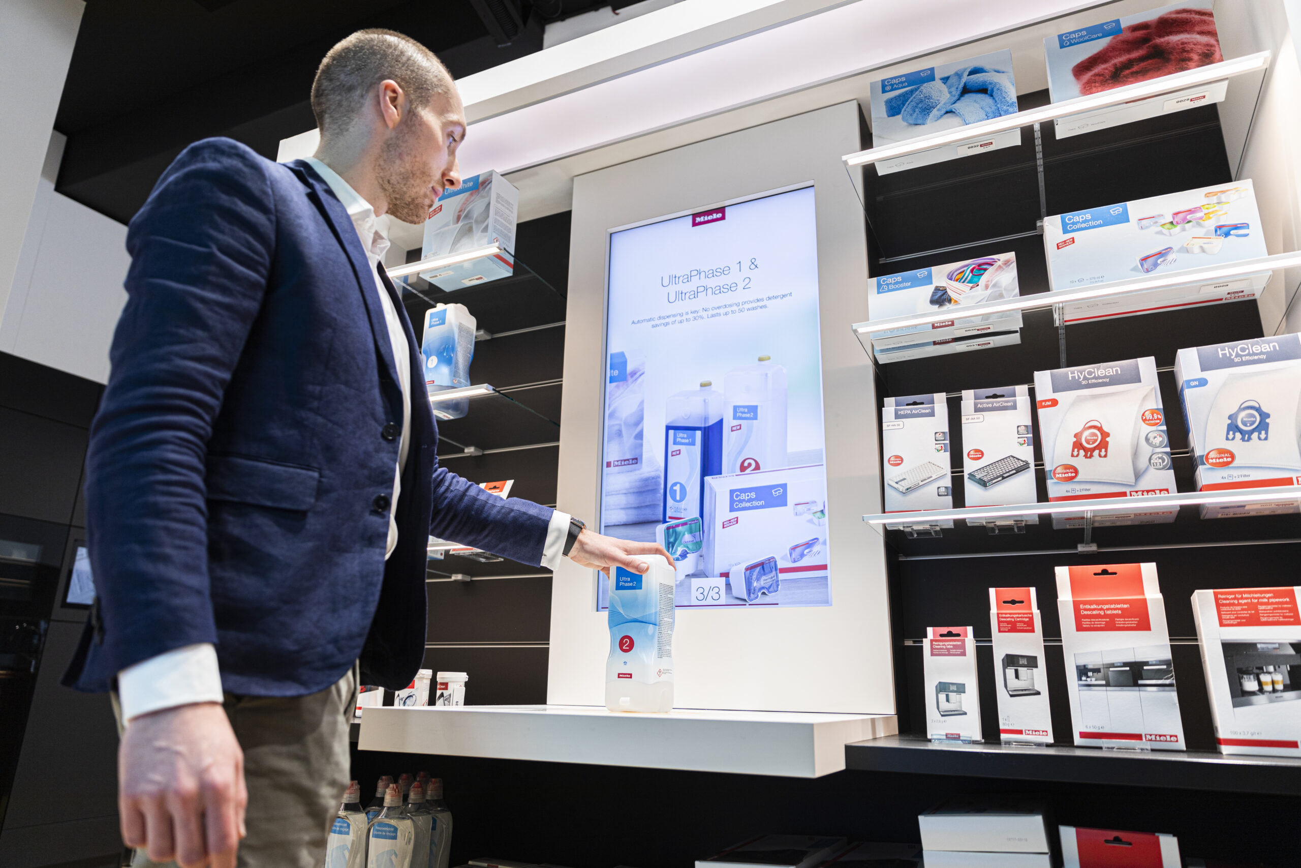 Lift and Learn Technologie mit RFID Scanner als Digital Signage Lösung von xplace