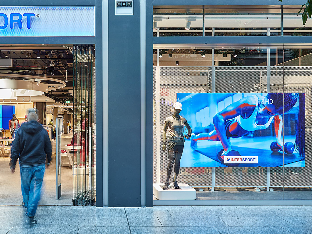 LED Wall als Eyecatcher im Schaufenster von INTERSPORT