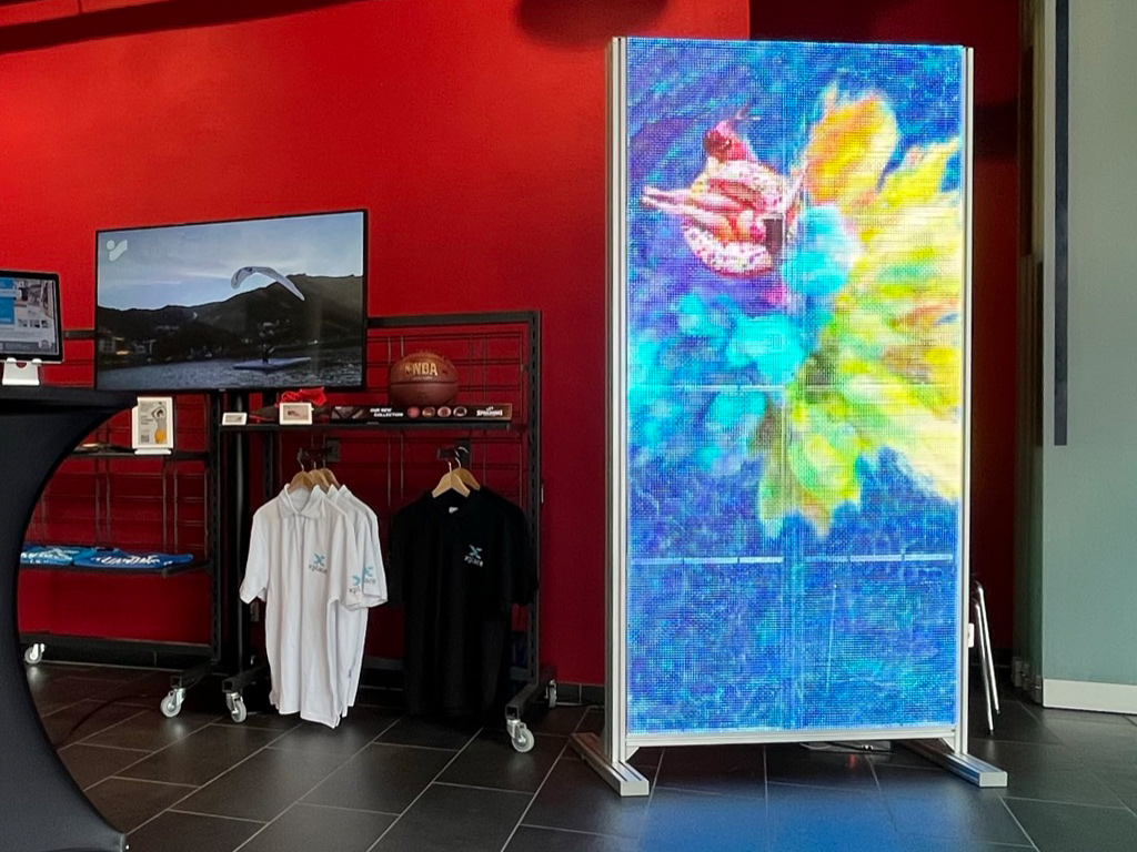 Freistehende transparente LED-Wand mit farbintensivem, animiertem Content.