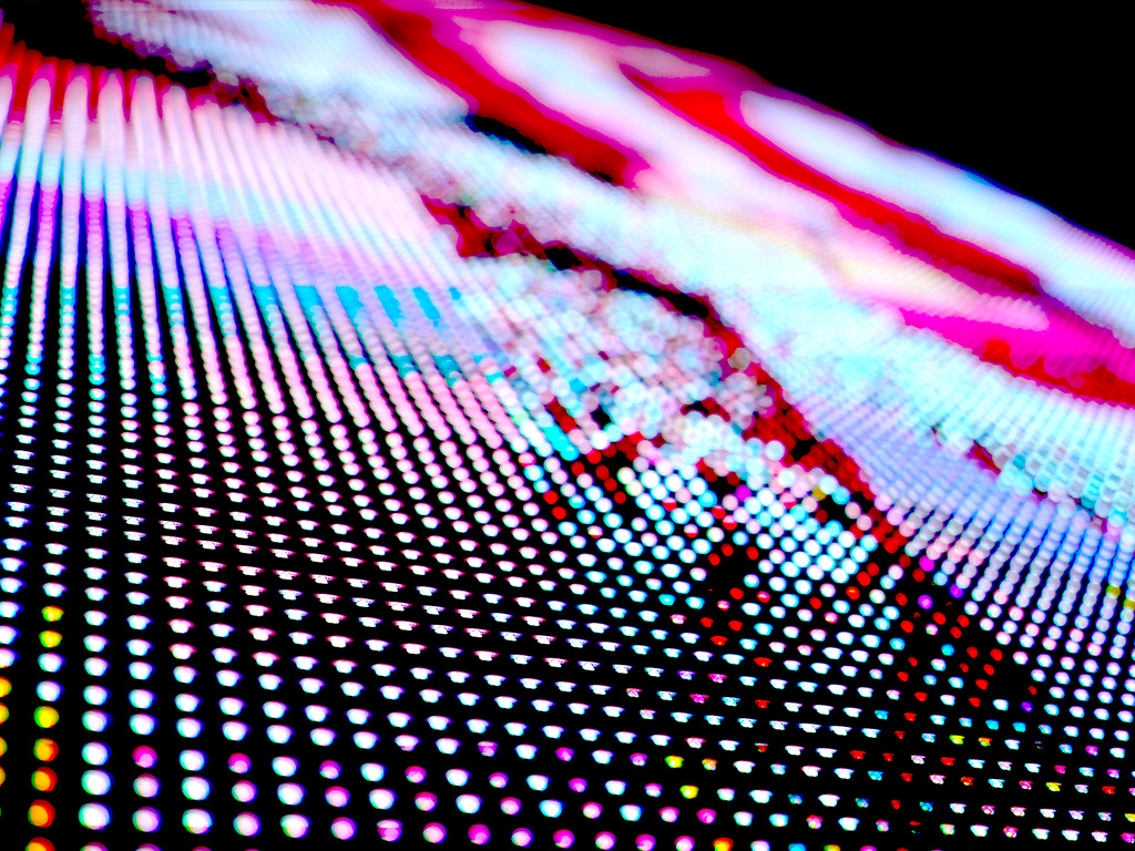 Detailaufnahme einer transparenten LED Wand mit sichtbarer Pixelstruktur/LED-Modulen.