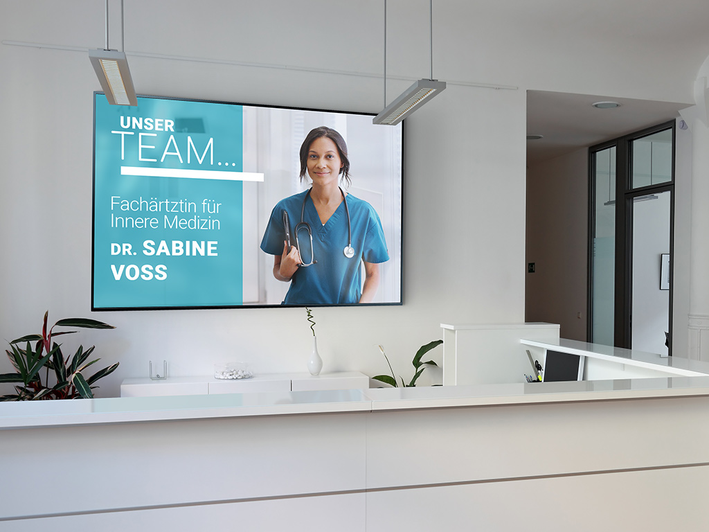 Digital Signage Bildschirm in einer Arztpraxis