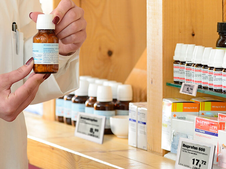 Elektronische Preisschilder in der Apotheke: Produkt wird aus dem Regal genommen.