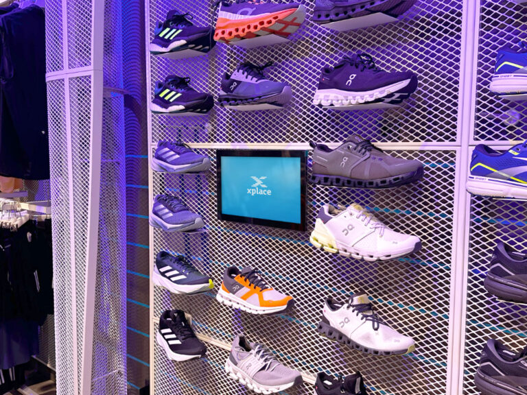 Smart Display als digitaler Bildschirm integriert im Regal