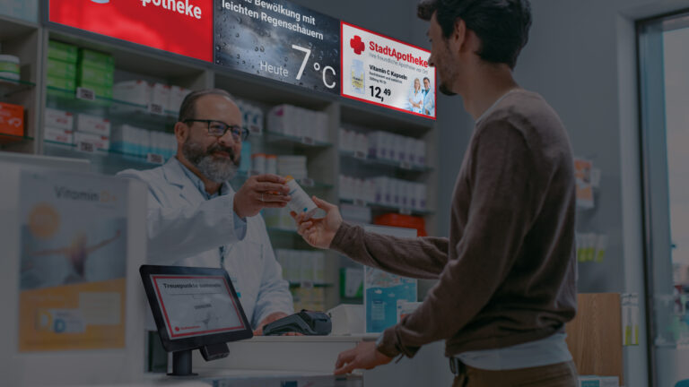 Digital Signage Screens im Kassenbereich einer Apotheke