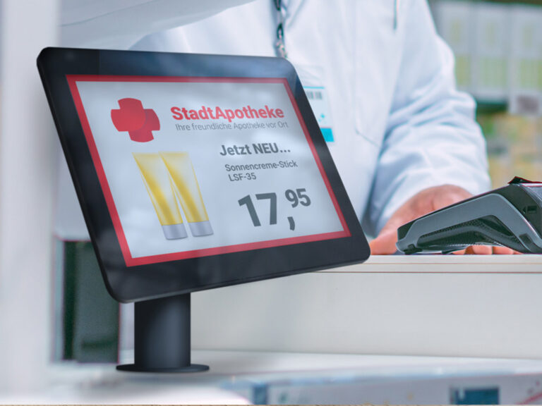 Smart Display im Kassenbereich einer Apotheke