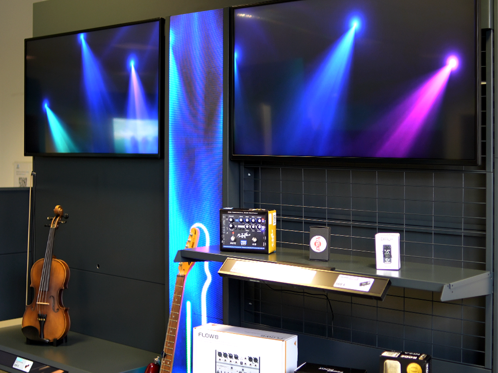 Digitale Screens im Ladenbau Regal der xplace GmbH