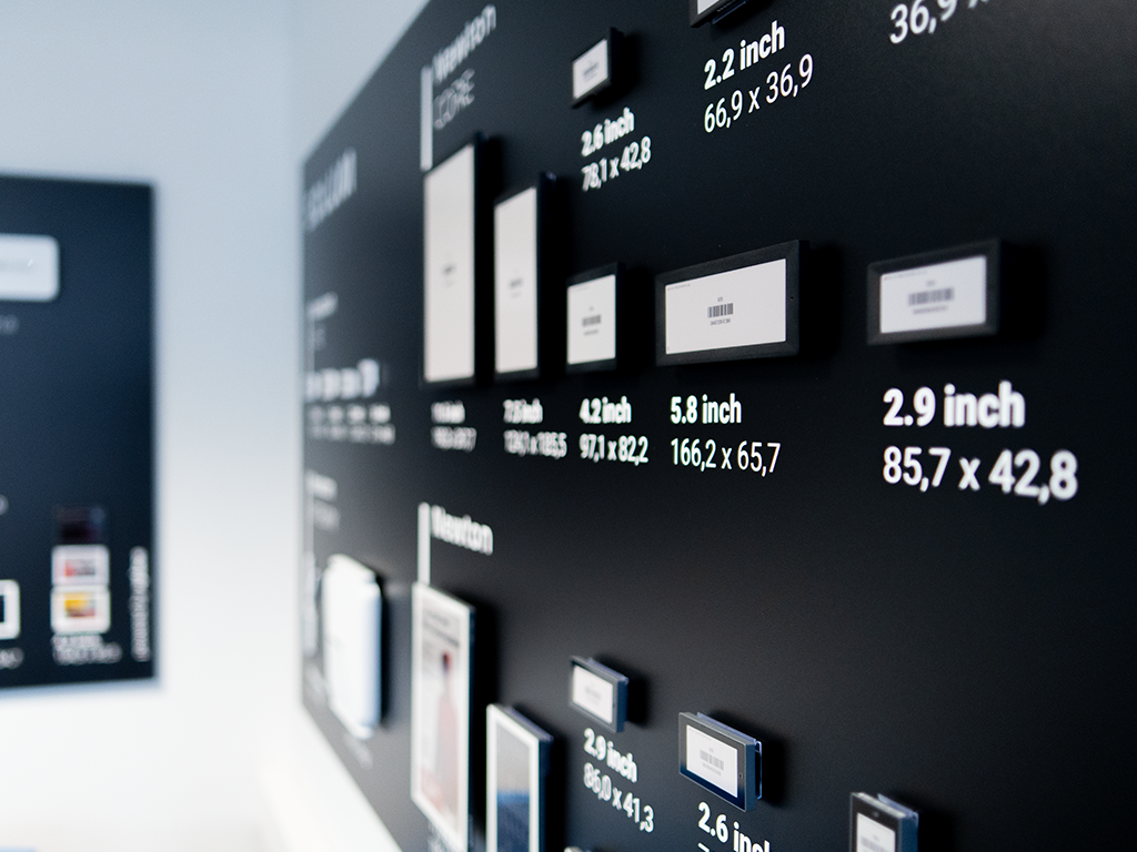 Digitale Preisauszeichnung im Showroom der xplace GmbH