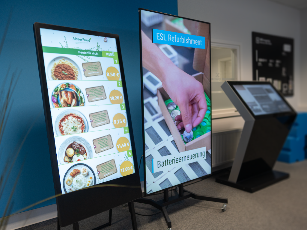 Bildschirme als digitales Terminal im Showroom der xplace GmbH