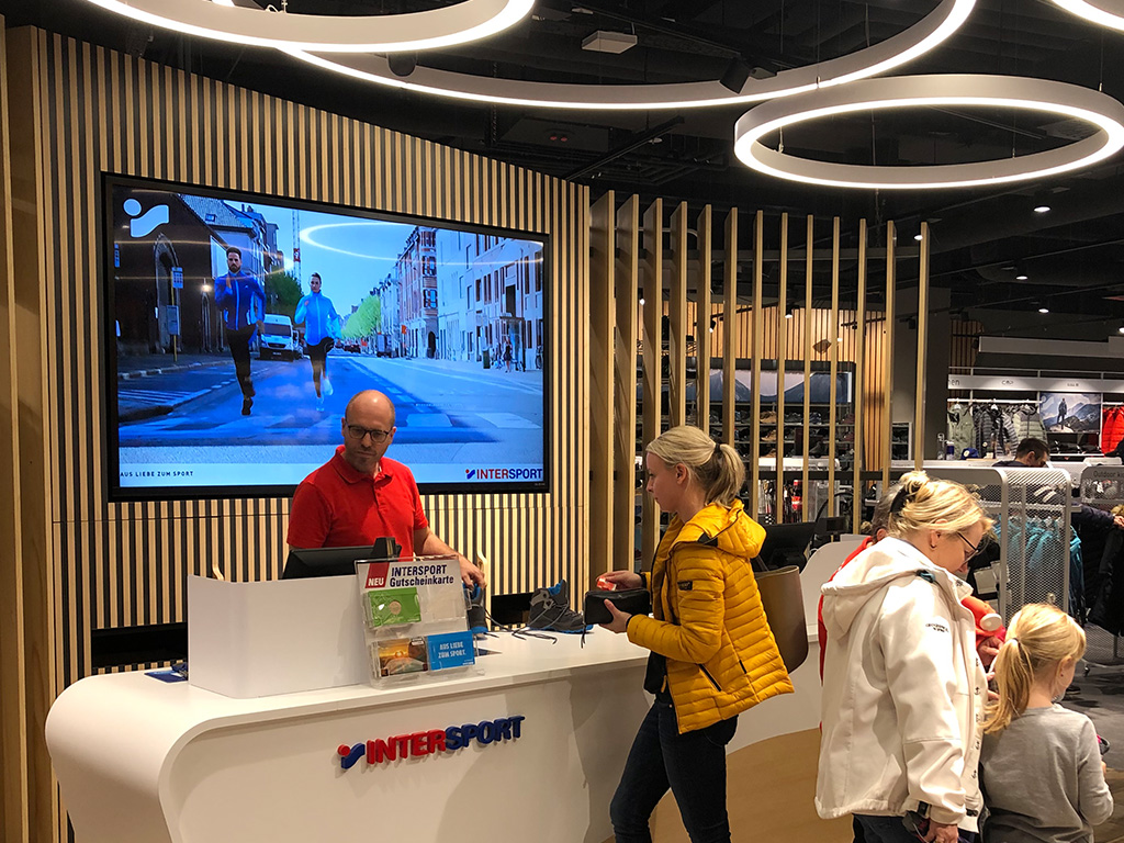 Digital Signage Screen in einem Sportgeschäft