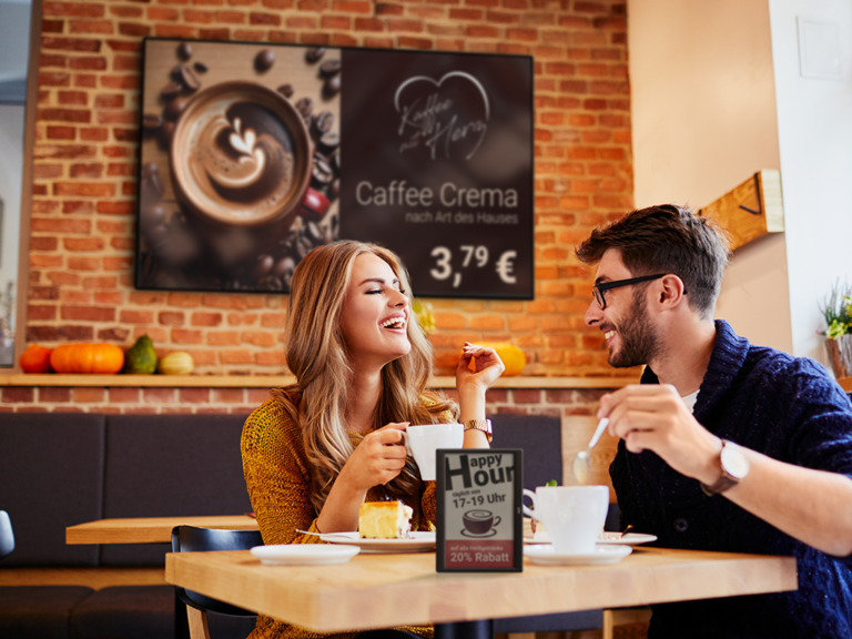 Digital Signage Screen und ESL in einem Café