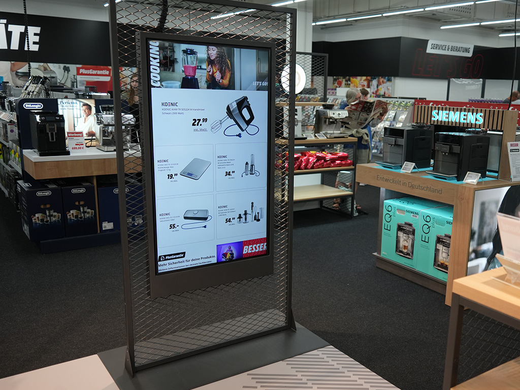 Stele mit Angebotsposter im MediaMarkt