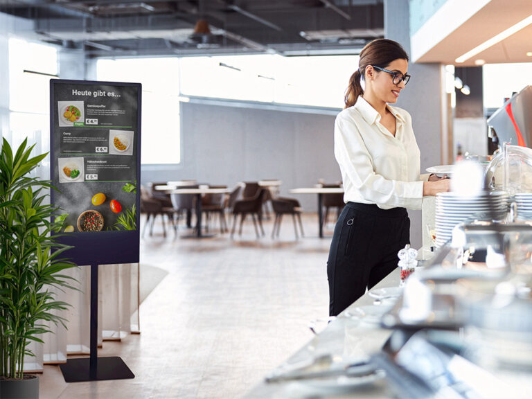 Stele mit Standfuß als digitale Speisekarte für die Gastronomie