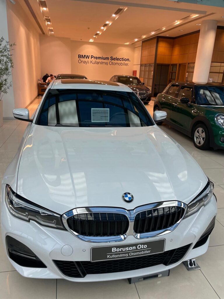BMW Borusan'da büyük elektronik fiyat etiketiyle sergileniyor