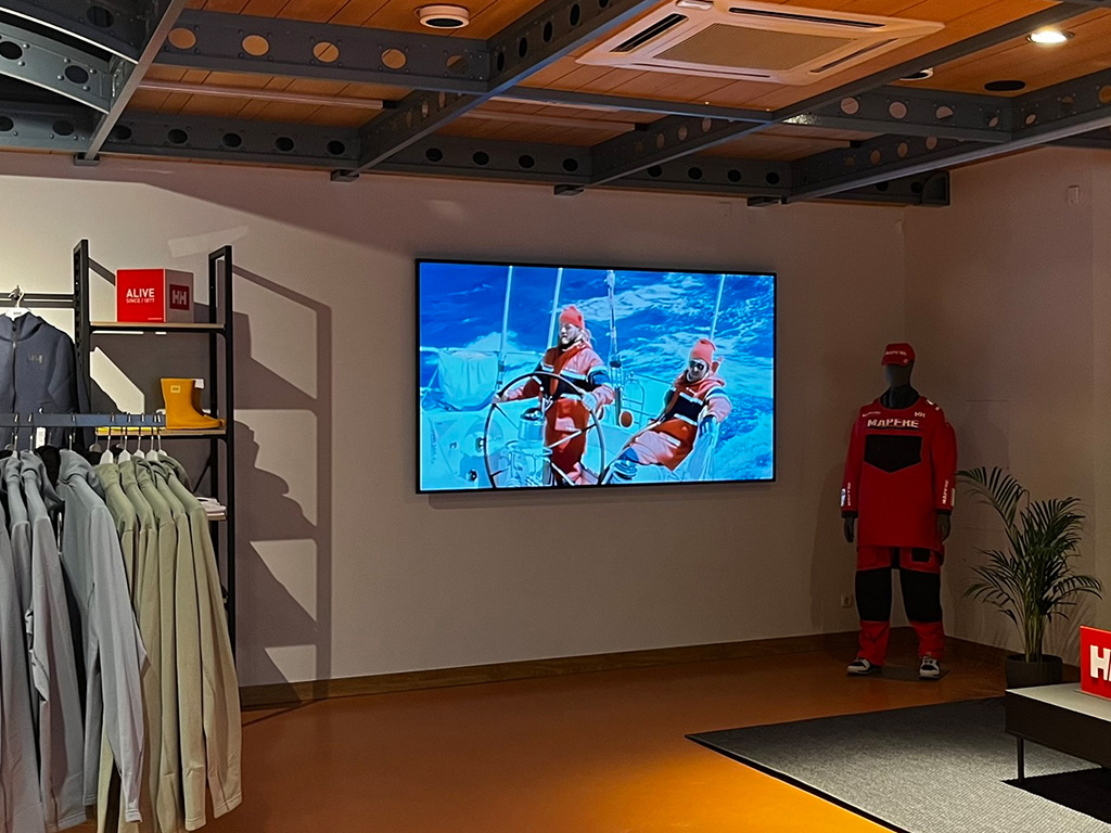 Großformatiges Display im Loungebereich des Zukunftsraumes in Kiel
