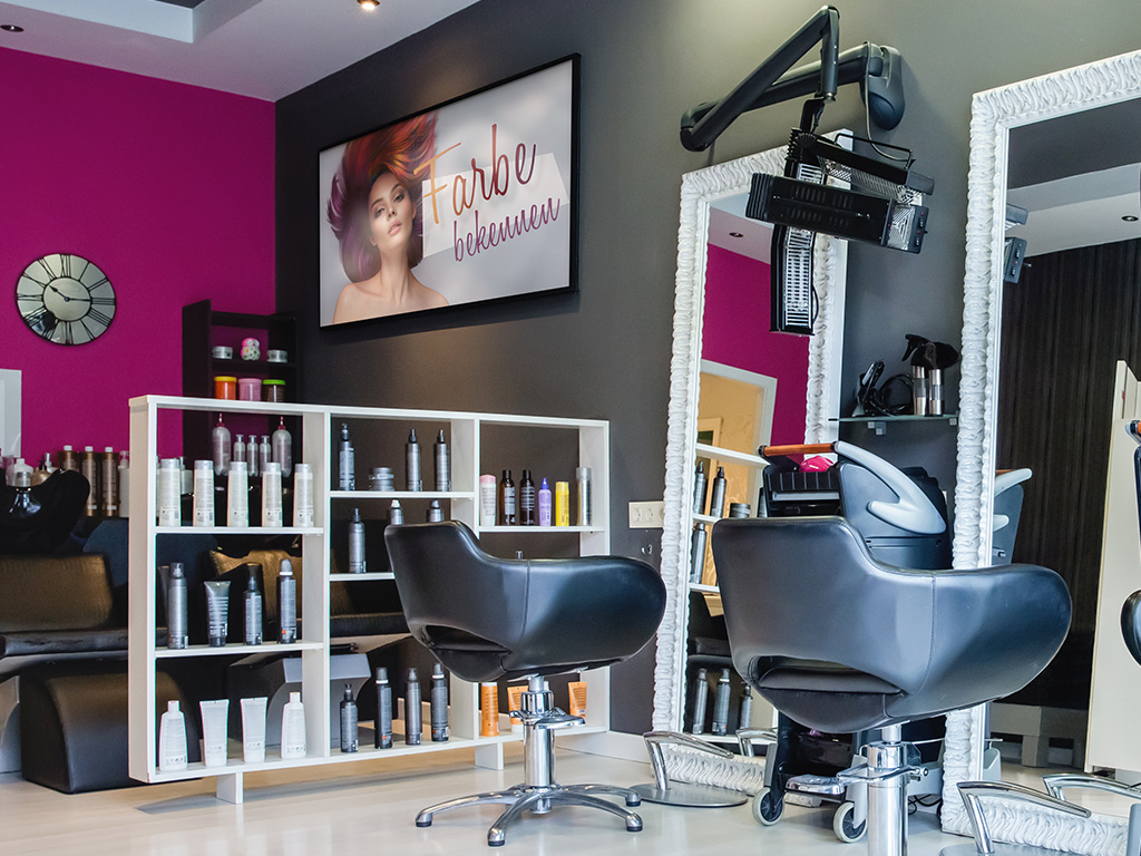 Digital Signage Screen in einem Friseur- und Beautysalon