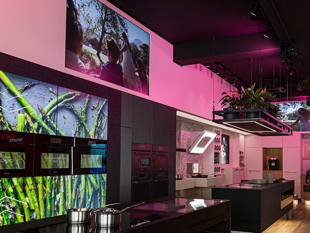 Digitale Gerätefronten mit Digital Signage Content